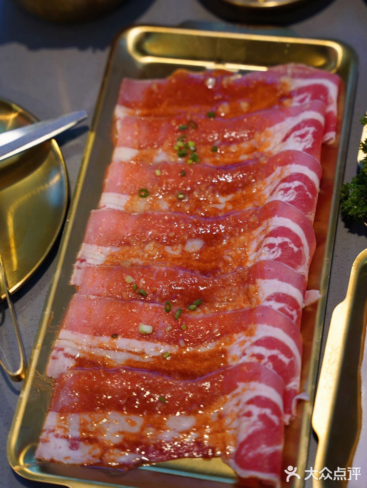 南京东路上的炭火泥炉烤肉