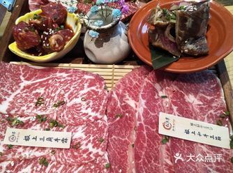 三角牛霖,店员一直帮忙在烤肉,外焦里嫩烤的好香哦