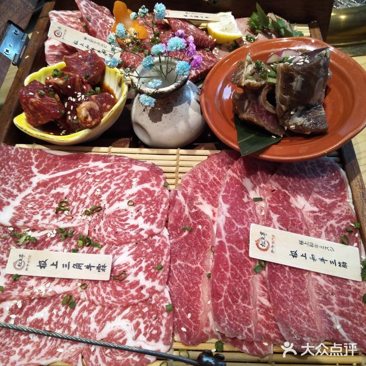 三角牛霖，店员一直帮忙在烤肉，外焦里嫩烤的好香哦