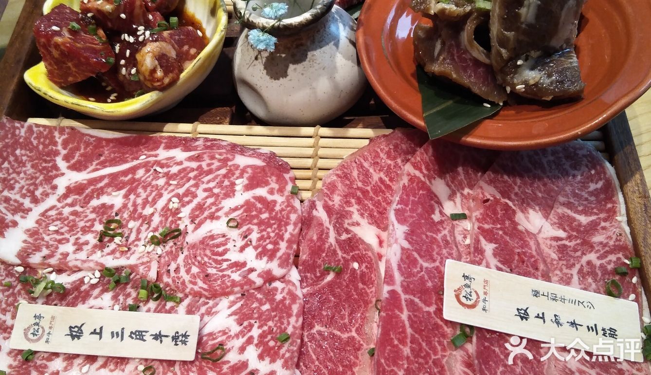 三角牛霖,店员一直帮忙在烤肉,外焦里嫩烤的好香哦