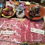 三角牛霖,店员一直帮忙在烤肉,外焦里嫩烤的好香哦