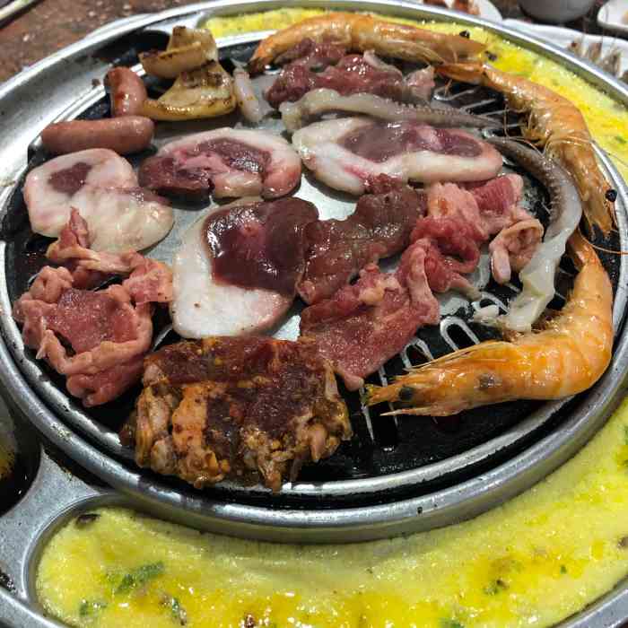 啊美丽炭火烤肉(黄海店)-"母亲节去的,人超级多,服务员都忙不过来了.