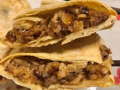 烧饼夹肘子-宝光熏肉鞋底火烧(新街口店)