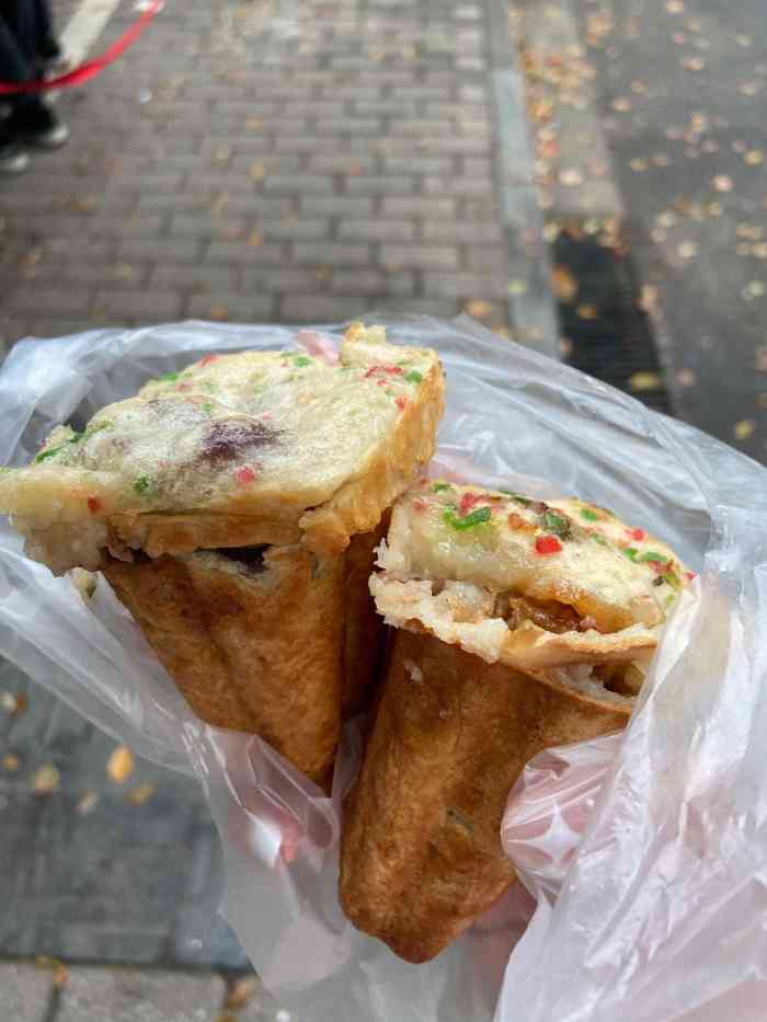 老法头梅花糕(南禅寺店)-"店铺在一个小巷子里,很好辩识,很多人排队.