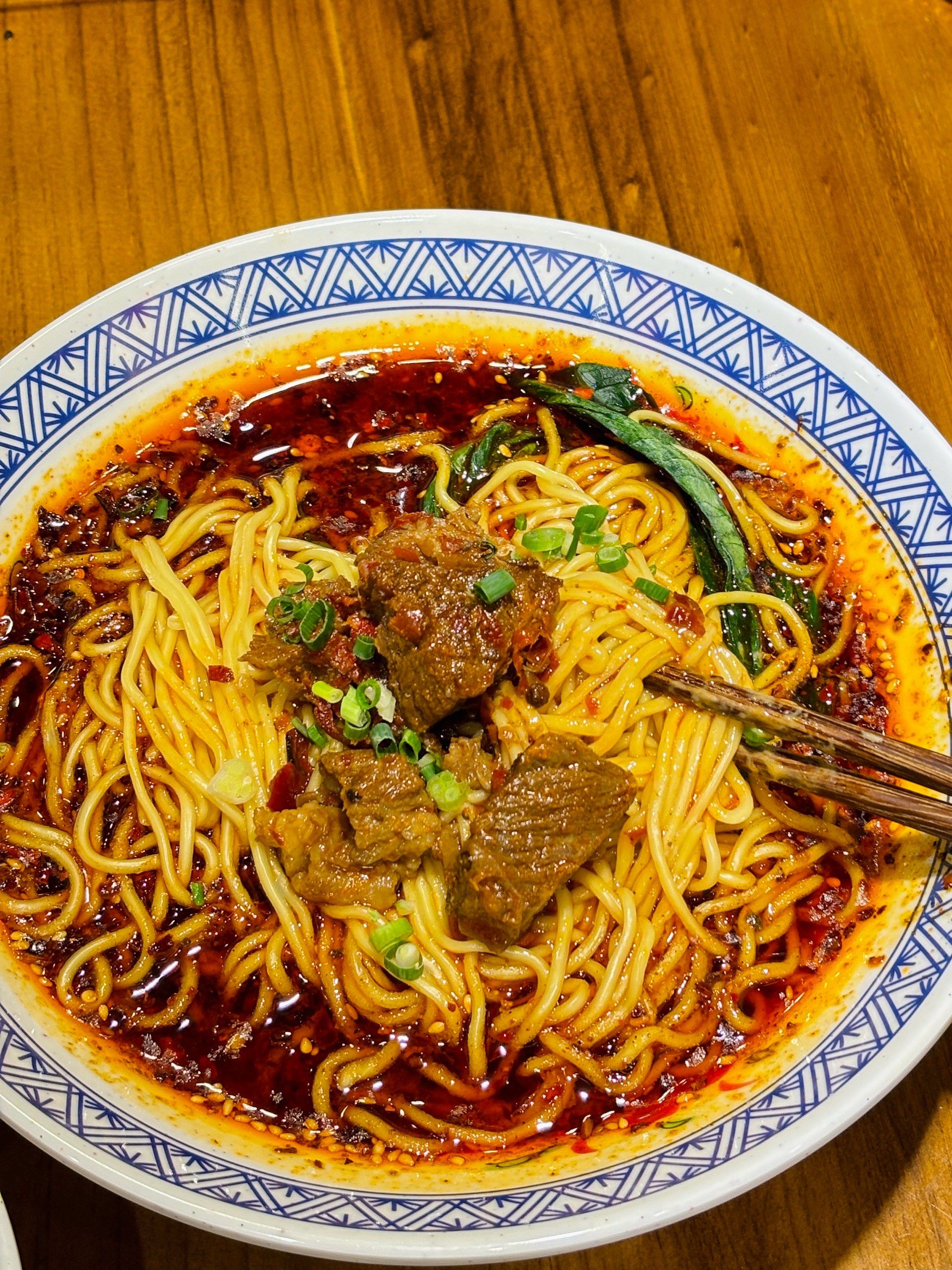 在人民广场下面有一家面馆 🔥超级好吃的香辣牛肉面🍜