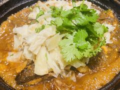 招牌石锅碟鱼头-九號院子海鲜烧烤