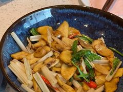野芫荽炒牛肝菌-半山腰·云南菜(侨福芳草地店)