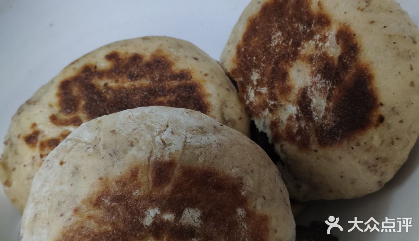 红糖全麦锅盔 饼坯:中筋粉200g,全麦粉50g