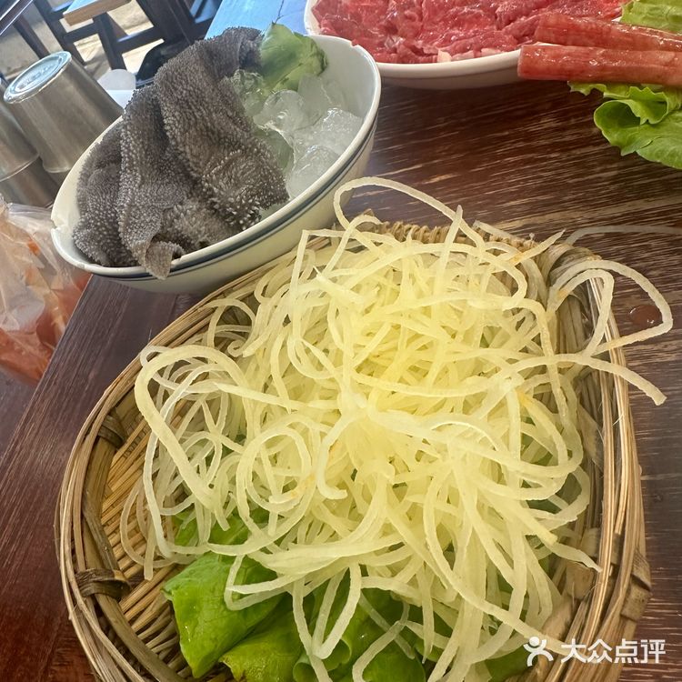 请客聚餐都很适合，有杨梅冰沙夏天的最爱，价格才9.9元