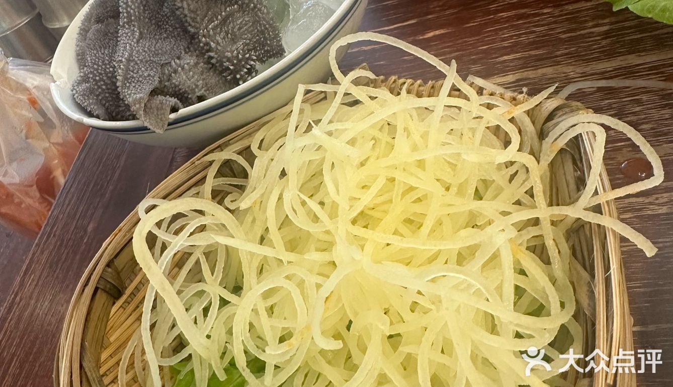 请客聚餐都很适合，有杨梅冰沙夏天的最爱，价格才9.9元
