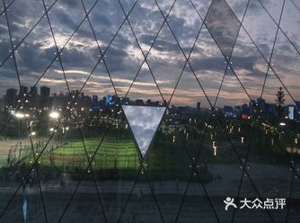 炎炎夏季,要说最幸福的事情 莫过于吹着海风~喝着冷饮