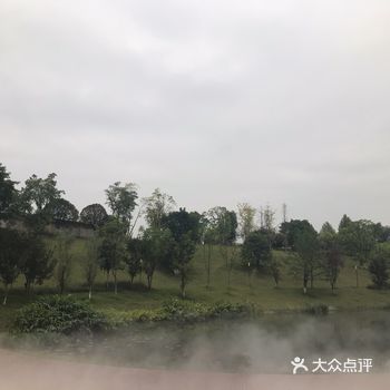 仙气袅袅的，很多人拍照