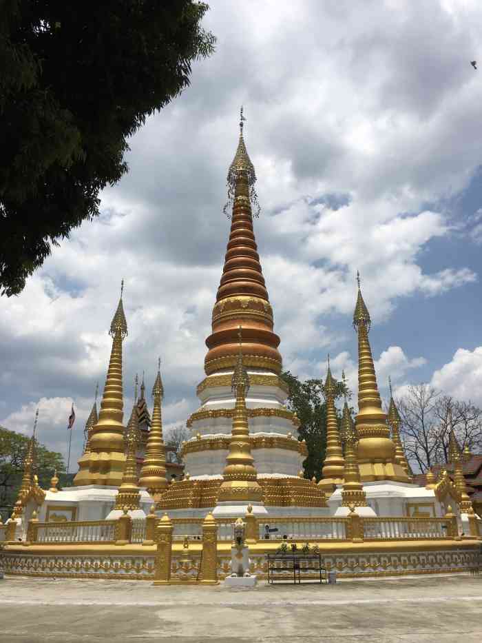 姐勒金塔-"姐勒大金塔由十七座塔组成,位于瑞丽市东北.