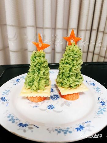 哄孩子的。  食材：盐，沙拉酱，牛奶，西兰花，土豆