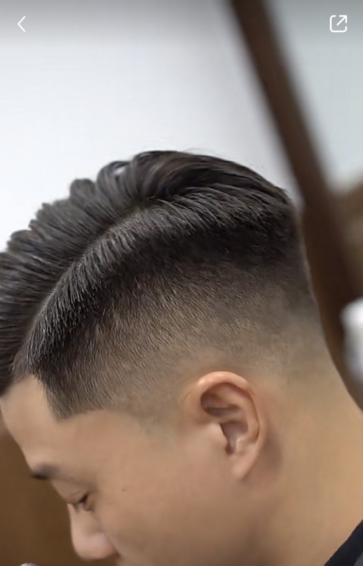 男士复古油头侧背
局部渐变
鬓角