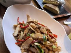甜椒炒松茸-品味泸沽湖•民族特色菜(大落水店)