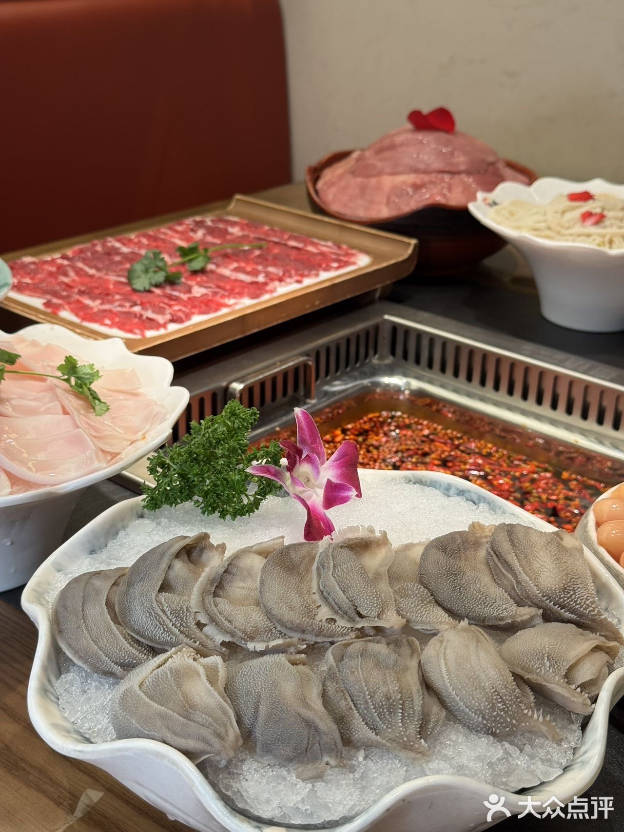 成都12年鲜货火锅扛把子！让我连炫三盘毛肚！