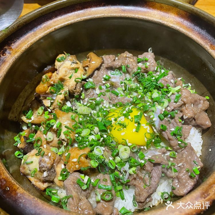 来广东就吃煲仔饭！滑蛋牛肉加滑鸡～