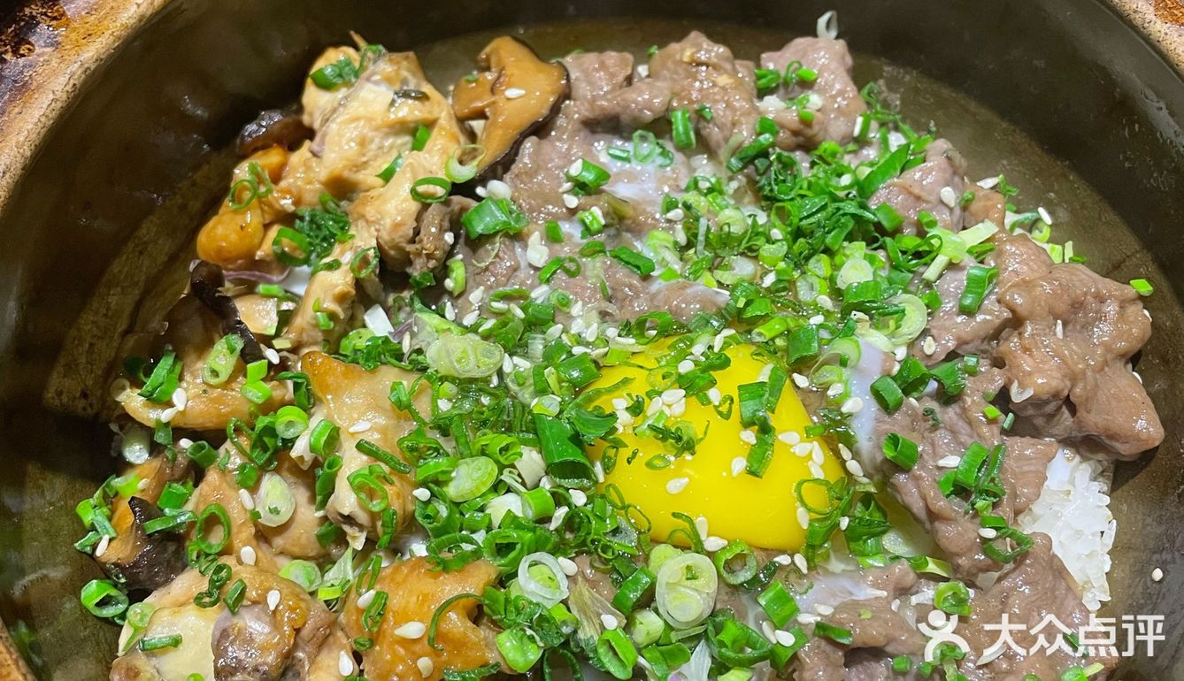 来广东就吃煲仔饭!滑蛋牛肉加滑鸡~