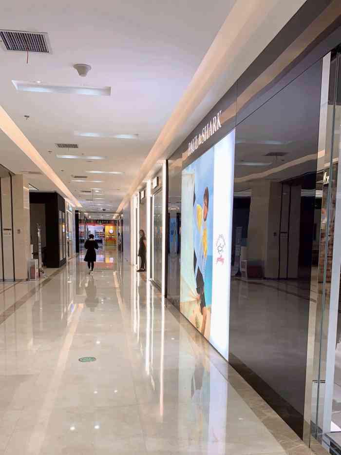 维多利国际广场-"商场环境不错,最繁华的地段,靠近新华广场.