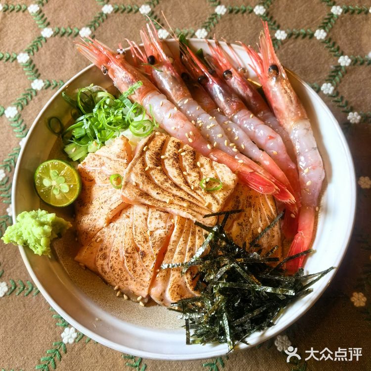 阿水的生鱼饭旗舰店是一家专注于生鱼饭的日料小店