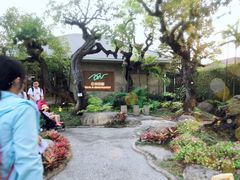 -Chom Cafe and Restaurant