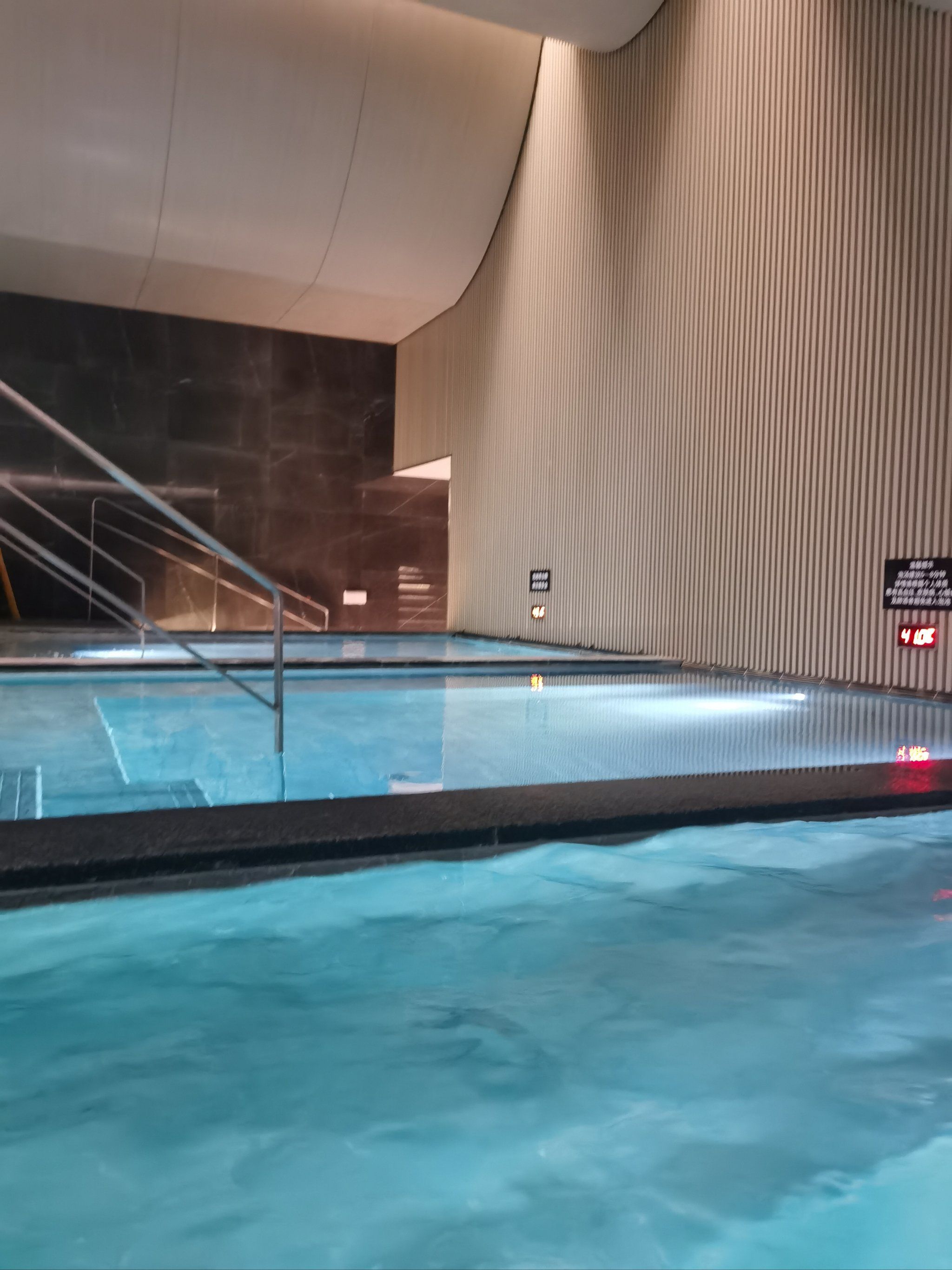 带你探索男浴池的秘密