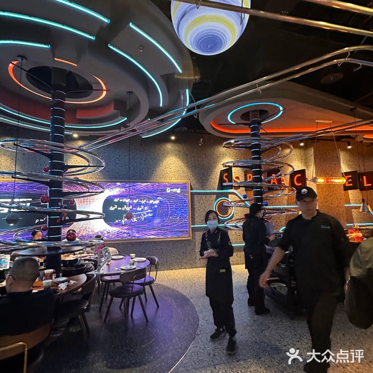 来北京旅游，我们定在了北京合生汇5楼的失重餐厅聚餐