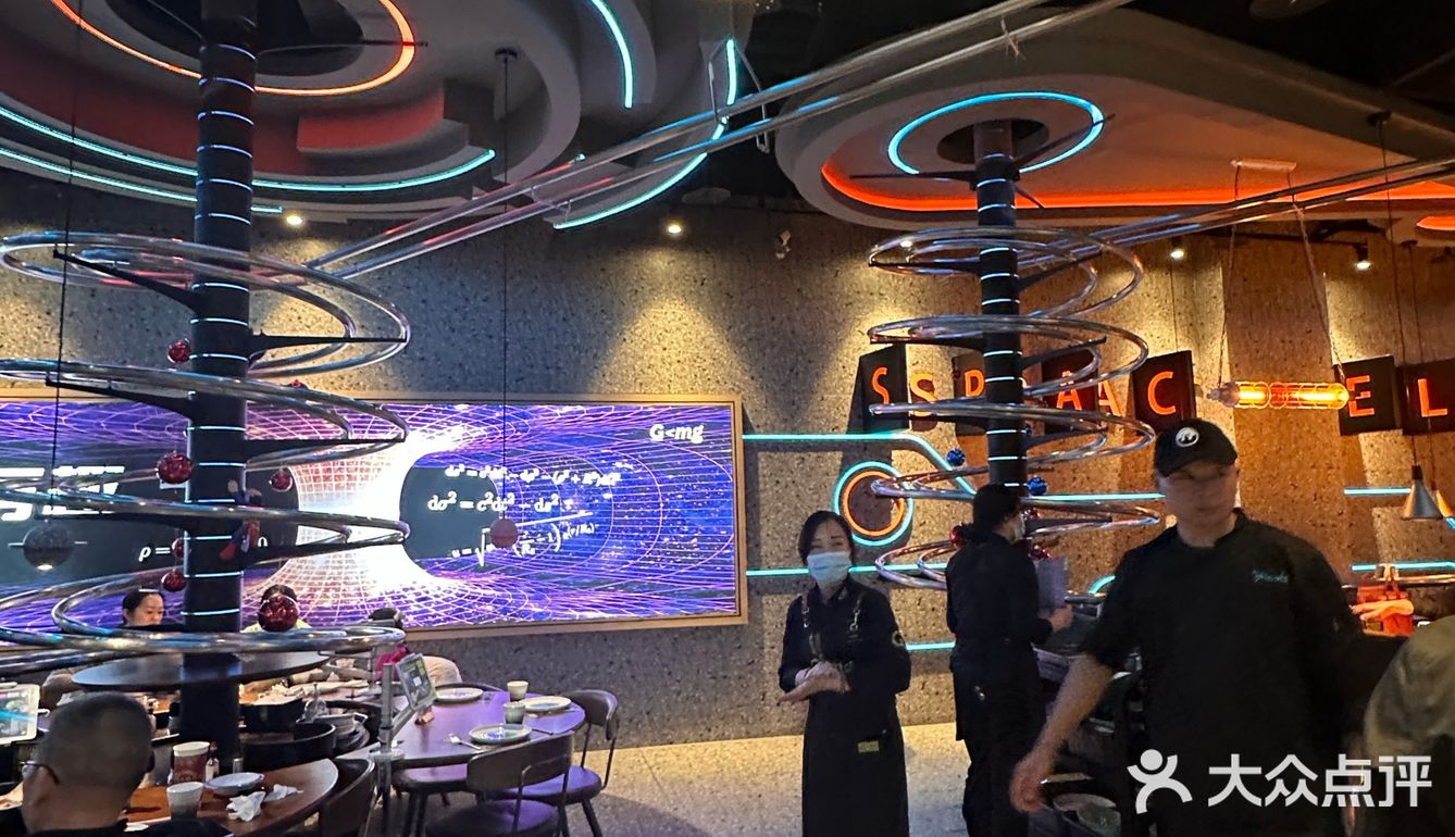 来北京旅游，我们定在了北京合生汇5楼的失重餐厅聚餐