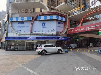 噗~就在万达金街,这个位置需要从万达商场侧门穿过去