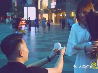向女友戴上求婚戒指并不是简单的单膝下跪就可以了