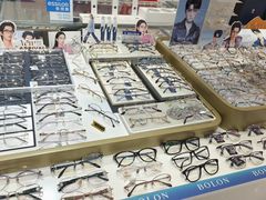 -美式眼镜·授权蔡司.依视路.尼康.豪雅.明月(人民广场店)