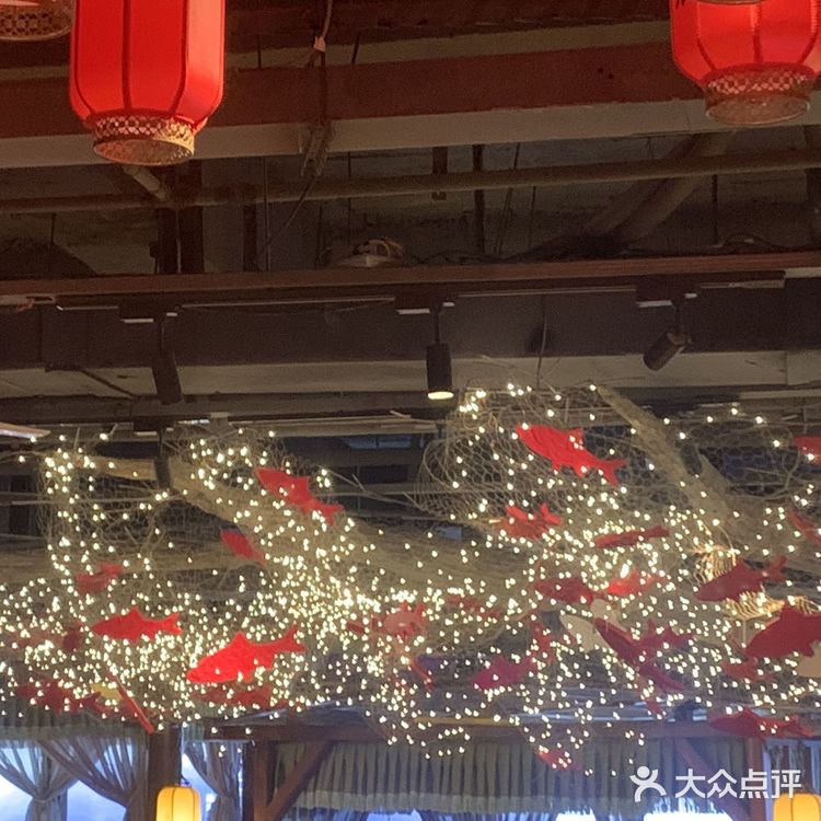 楼下的环境特别好很有特色，大多数都是关于鱼的标本