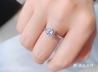 从选钻戒的时候就特别的犹豫，是围镶款还是独钻款