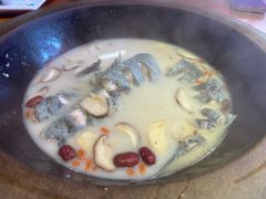 -咕嘟草帽鱼·牛奶一样的鲜鱼汤(天鹅湖万达广场店)