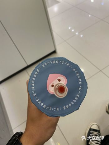 万达茂新开的一家奶茶店，新店第一天营业，买一杯送一杯