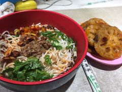 -爆炸头阿姨小四川正宗川味小吃(无任何分店)