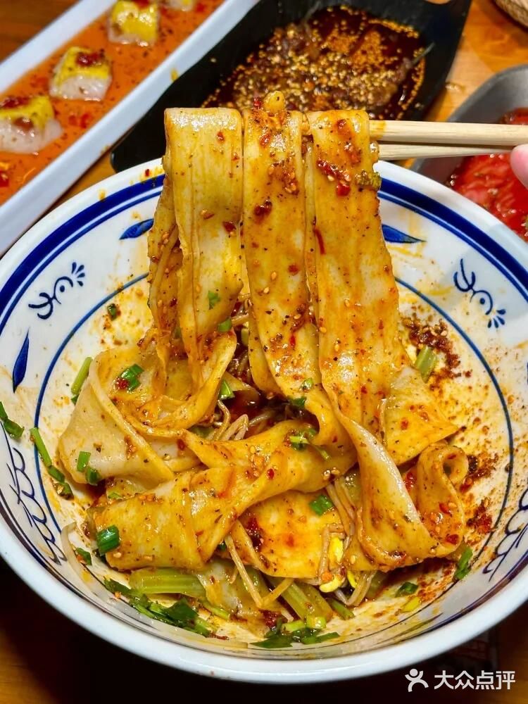 西安排队王空降成都，首家用烤馕坑做烤鱼🤩