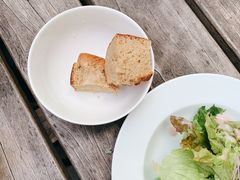 沙拉和面包-Bleston Court Yukawatan