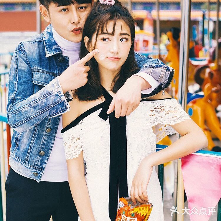 游乐场拍摄情侣写真也是不错的选择哦