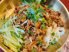 东北炸酱面-聚合鑫东北熏酱熟食麻辣面(长阳店)