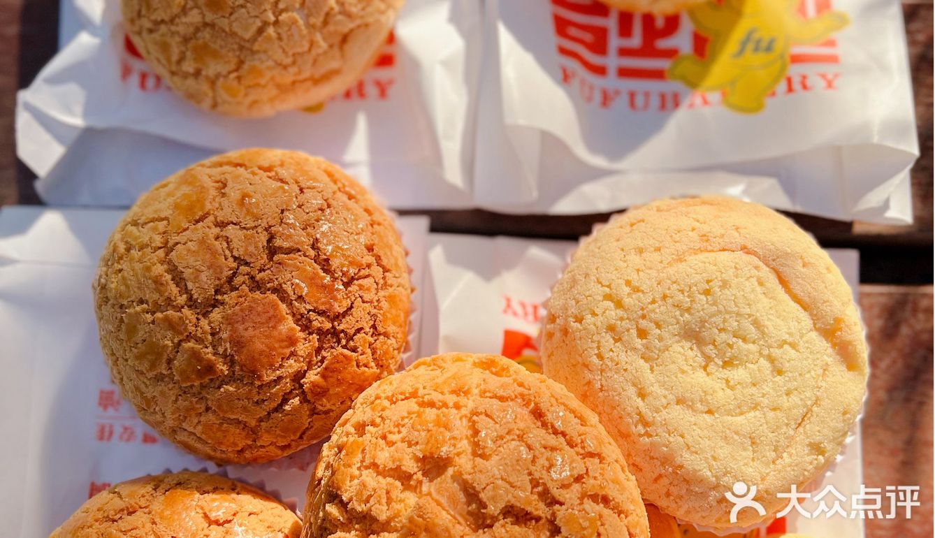 福福饼店家的金牌酥皮菠萝油味道超正的