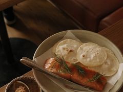 烟熏三文鱼配烤饺子皮和芥末籽酱-BOR Eatery(安福路店)