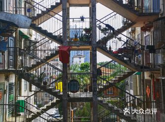在唐人文化园旁边,是老居民楼之间的露天楼梯