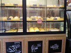 面包甜点陈列柜-啊噗吐呦现场烘焙(麦凯乐店)