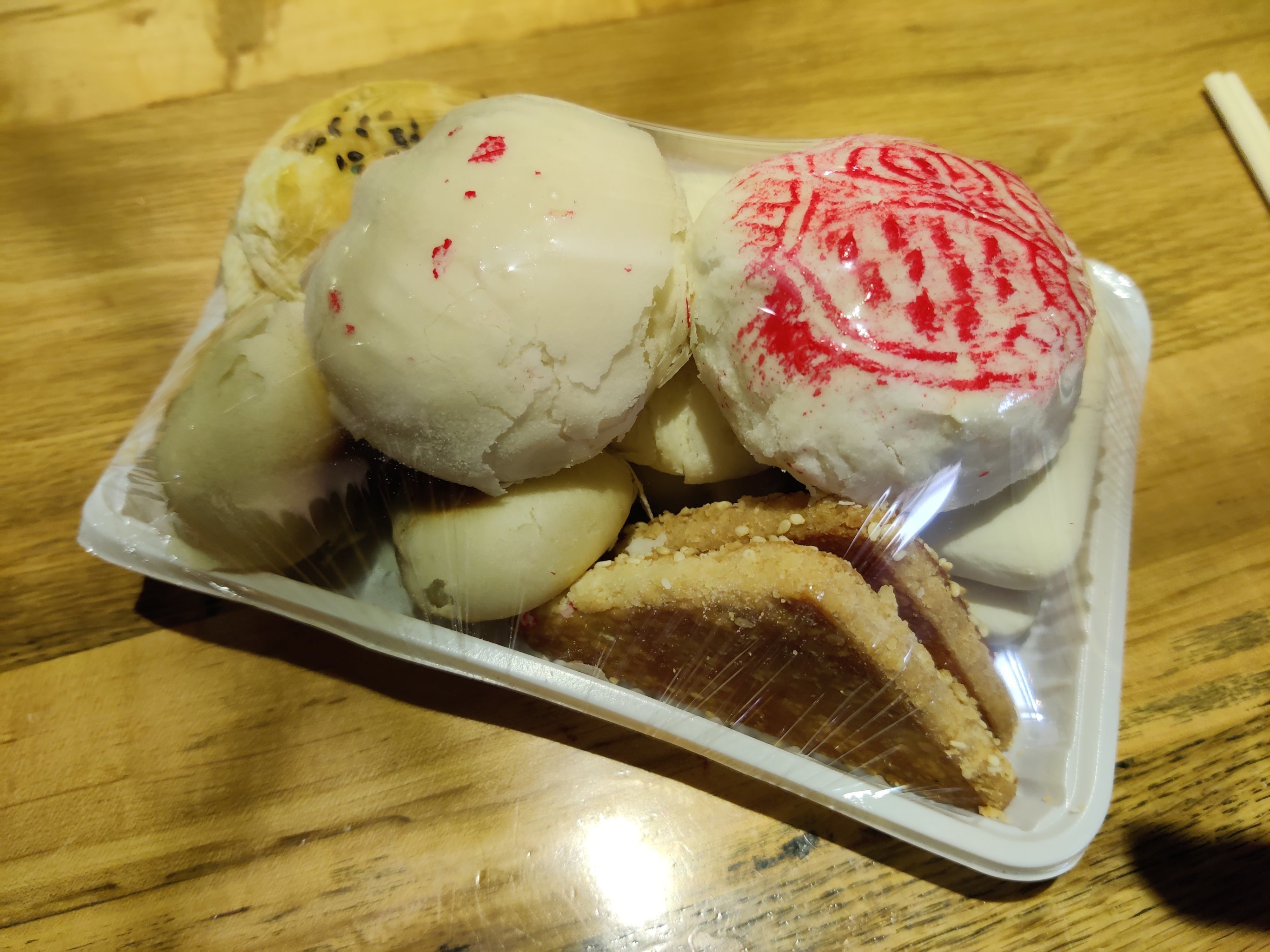 利民道这家白皮王糕点店门面就是小超市的一