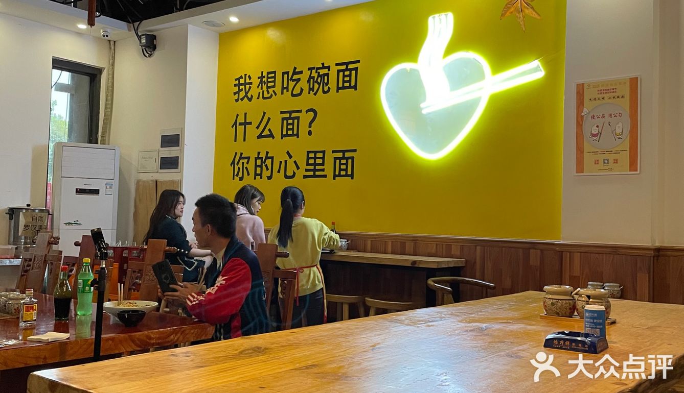 重庆街头的日常一餐 | 不是米线就是面
