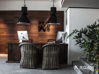 满满的度假风。 酒店房间:以奶白原木色调为主