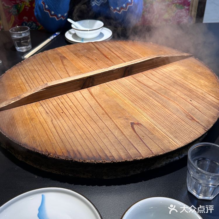 终于来到了东北！吃到了正宗的铁锅炖🤩