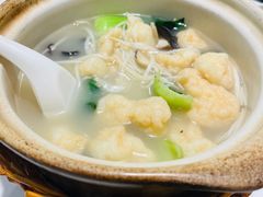 自制菌菇鱼面筋砂锅-光明邨大酒家(淮海路店)
